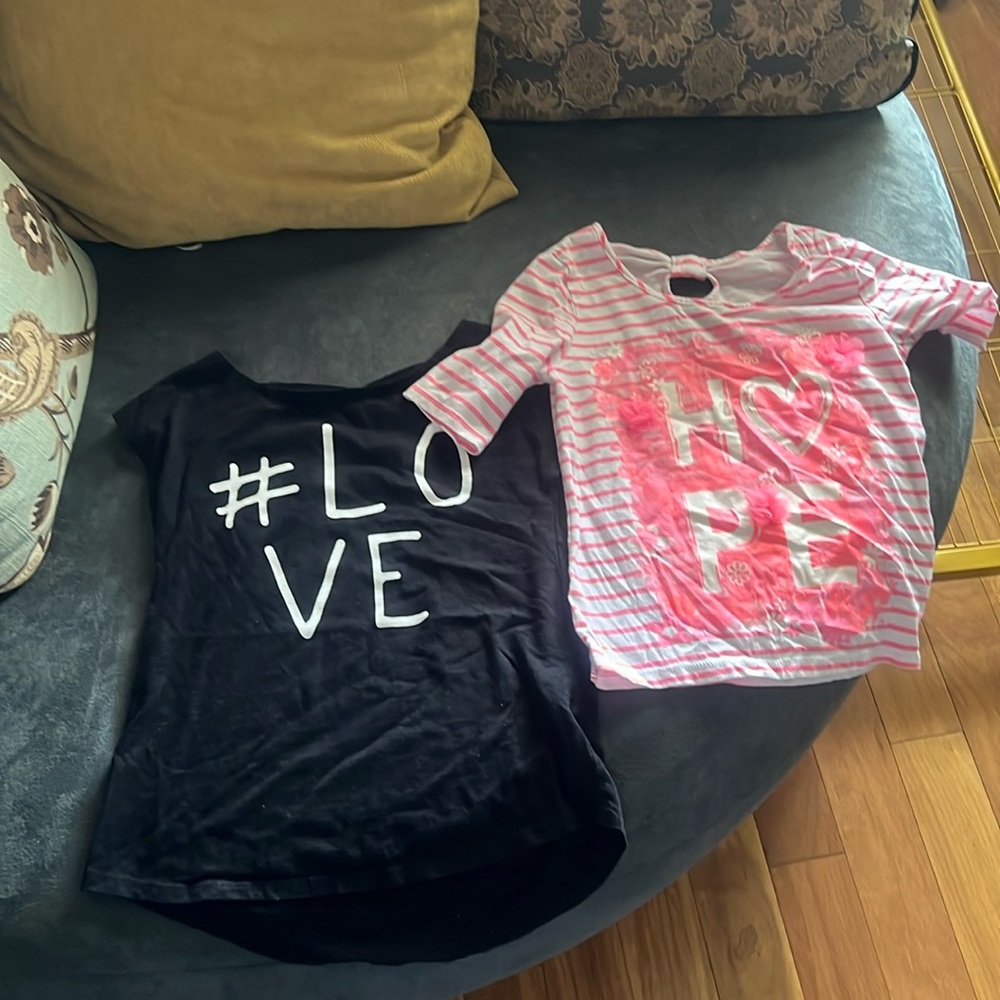 2 girls tops size 7/8. Excellent condition.